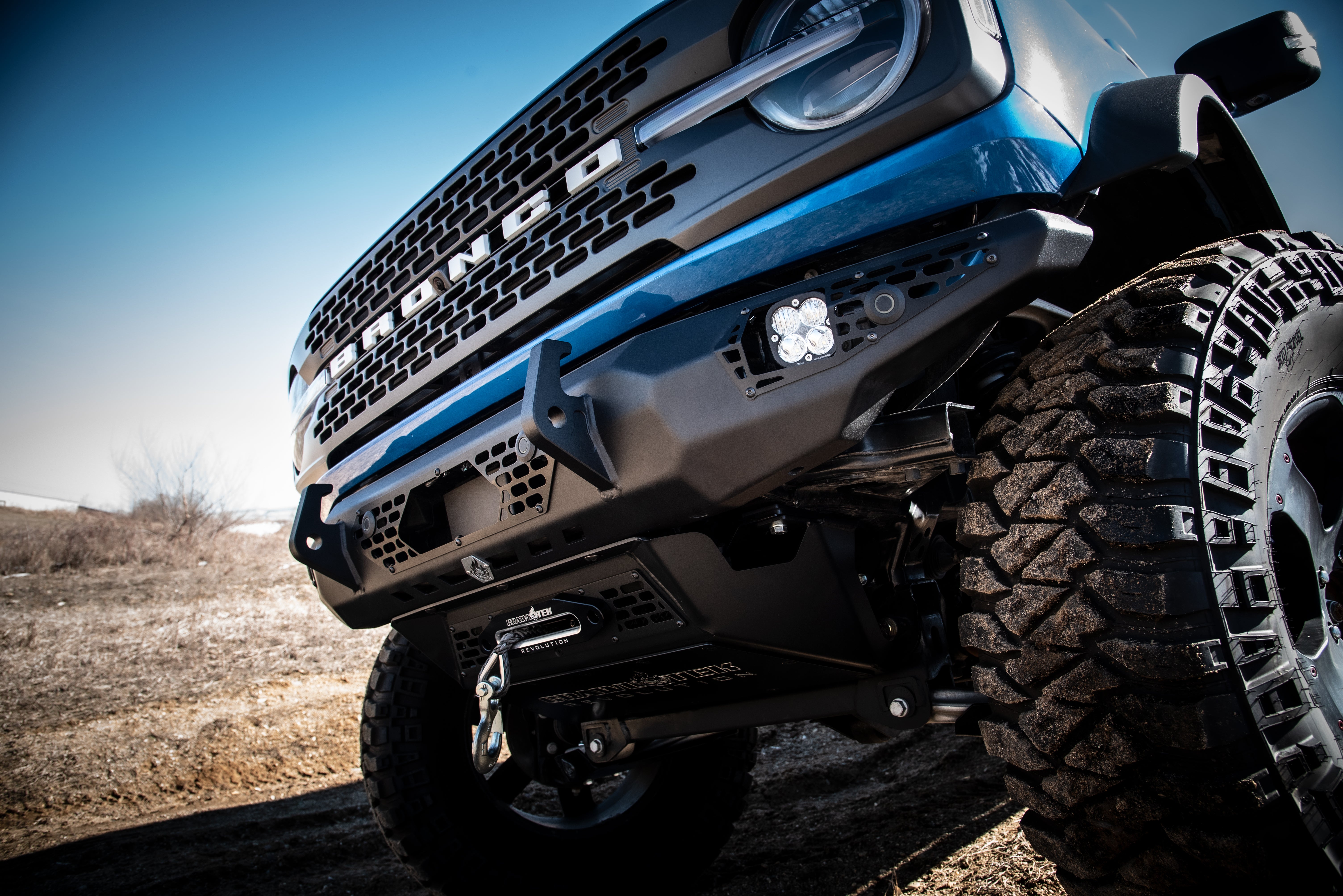 https://serenity-foxfactory.asset.akeneo.cloud/fox_asset_family/media/Blue_Bronco_CWL_Front_bumper_lights_radar_04.jpg https://serenity-foxfactory.asset.akeneo.cloud/fox_asset_family/media/Blue_Bronco_CWL_Front_bumper_lights_radar_04.jpg