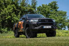 https://serenity-foxfactory.asset.akeneo.cloud/fox_asset_family/media/Toyota_Hilux_2024_B3in_01.jpg