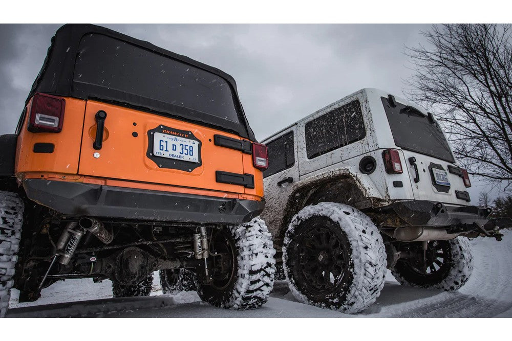 https://serenity-foxfactory.asset.akeneo.cloud/fox_asset_family/media/cwl_jk38001_lifestyle_01_jeep_jk_tailgate_plate.jpg