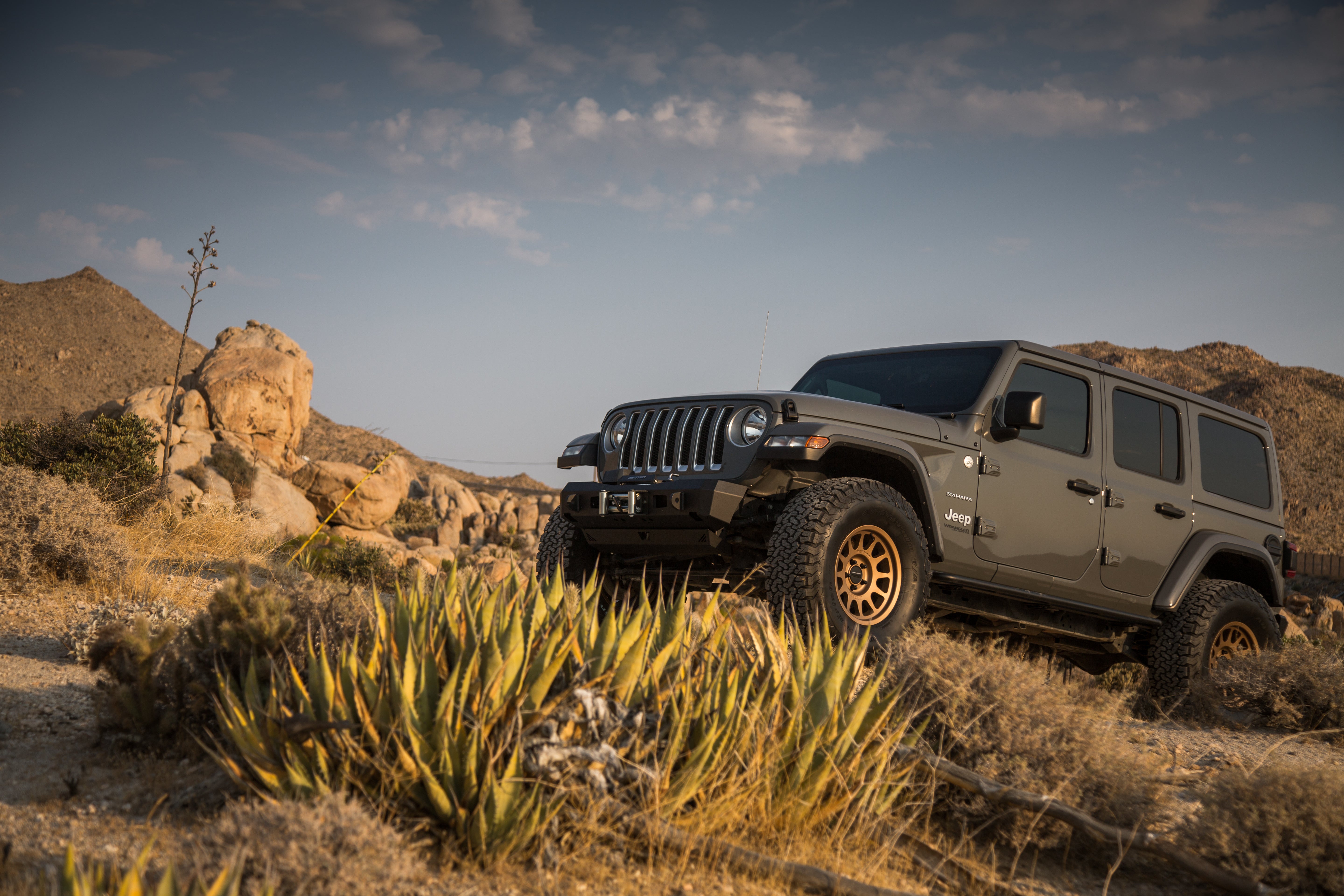 https://serenity-foxfactory.asset.akeneo.cloud/fox_asset_family/media/MRW_703_Bronze_5lug_Jeep.